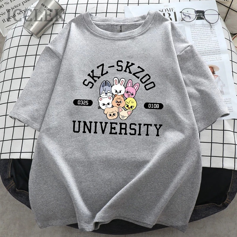 Kaos KPop Stray Kids Skz Skzoo University Oversize Kaos Stray Kids Lengan Pendek Distric Logo Unlock Lee Know Bang Chan Baju Stray Kids Lengan Panjang Oversize Murah T shirt Stray Kids Pria Ori T-shirt All Member Stray Kids Kpop Murah Wego Jumbo XXL