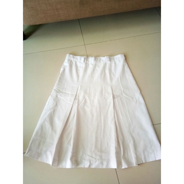 Rok sekolah wanita bekas pakai