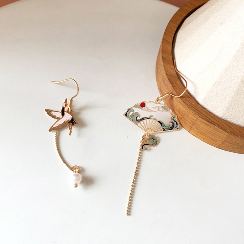 Anting Gantung Model Kipas Lipat Asimetris Hollow Gaya Cina Bahan Metal Untuk Wanita
