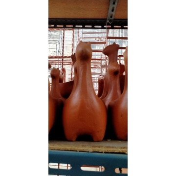 pot tanah liat jerapa. Ukuran kecil