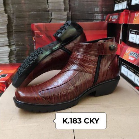 Sepatu kulit boots pria kantor sepatunya kerja formal tampil lebih keren