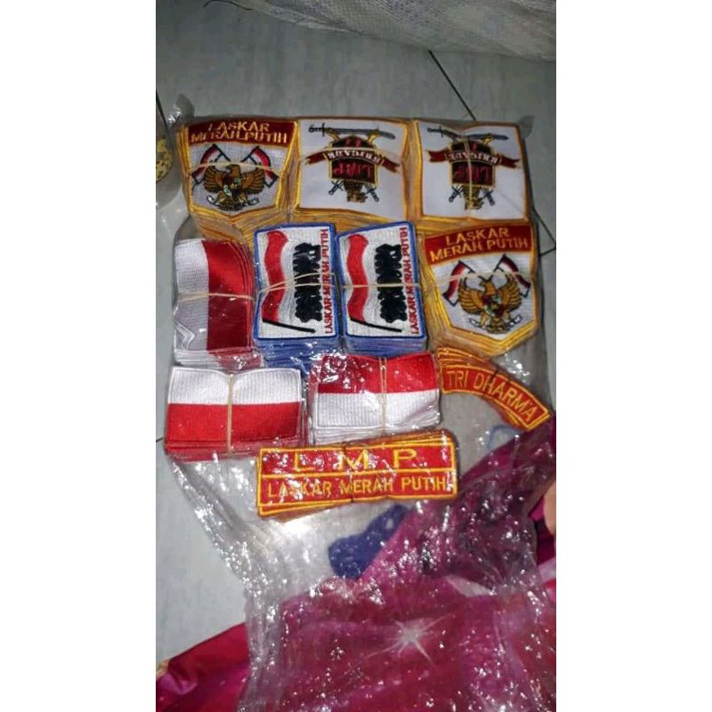 atribut laskar merah putih