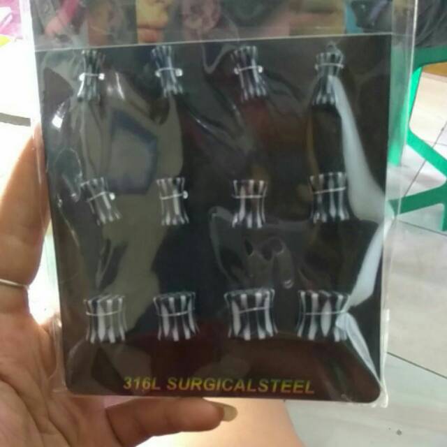 Anting piercing catur