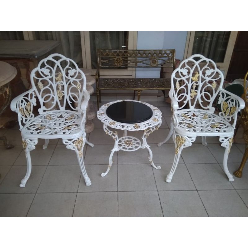 Meja Teras Granit Plus 2 Kursi Besi Ukir