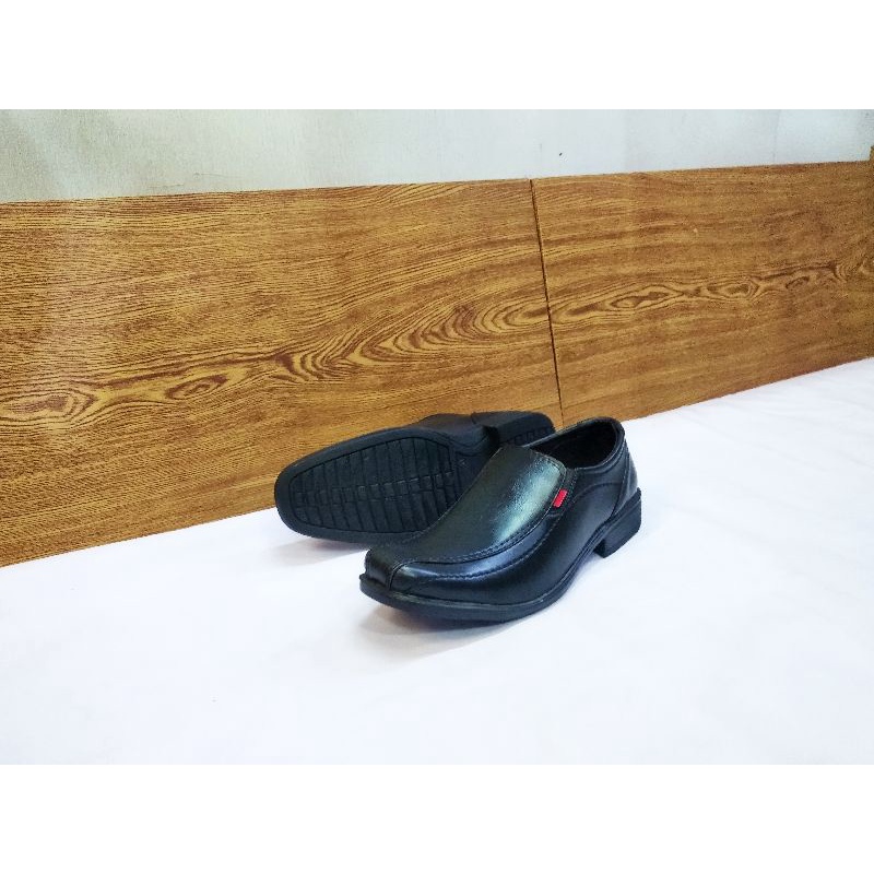 Sepatu Pantofel Kickers Pria Sepatu Slip On Kerja Formal  Sepatu Slop Pria Murah Semi Kulit Mewah Elegan dan Trandy