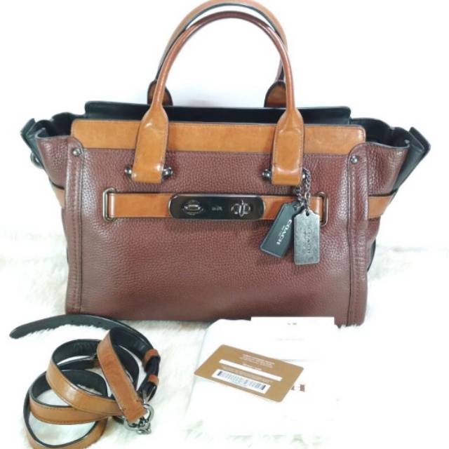 Preloved Coach Swagger 2 tone size 33, VGC, beli di btk coach, complete set,waranty card, only 3.2jt