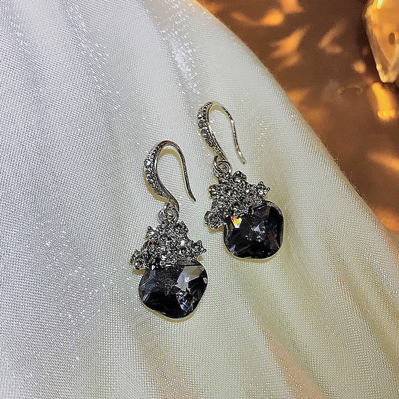 Anting Kristal Hitam Berlian Berkilau Aksesoris Telinga fashion Korea Wanita