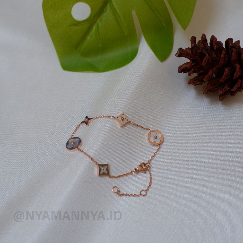 Nyamannya - Gelang Tangan Stainless Wanita Bracelet Titanium Clover Dot