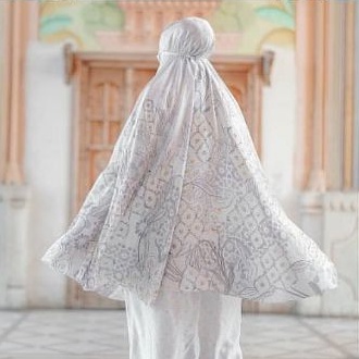 Maharani Prayer Robe White Buttonscarves