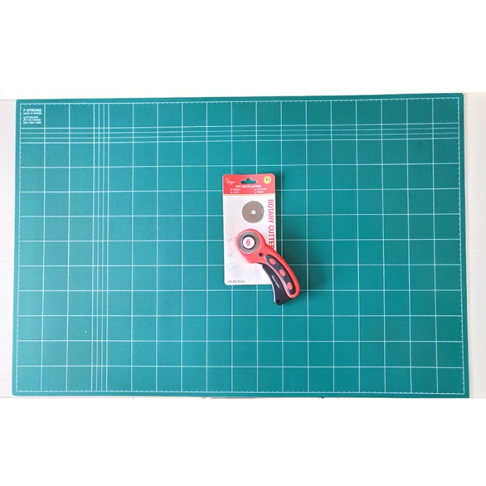 

kertas-pemotong- paket hemat cutting mat a1 (2 sisi) + rotary cutter freya + refill -pemotong-
