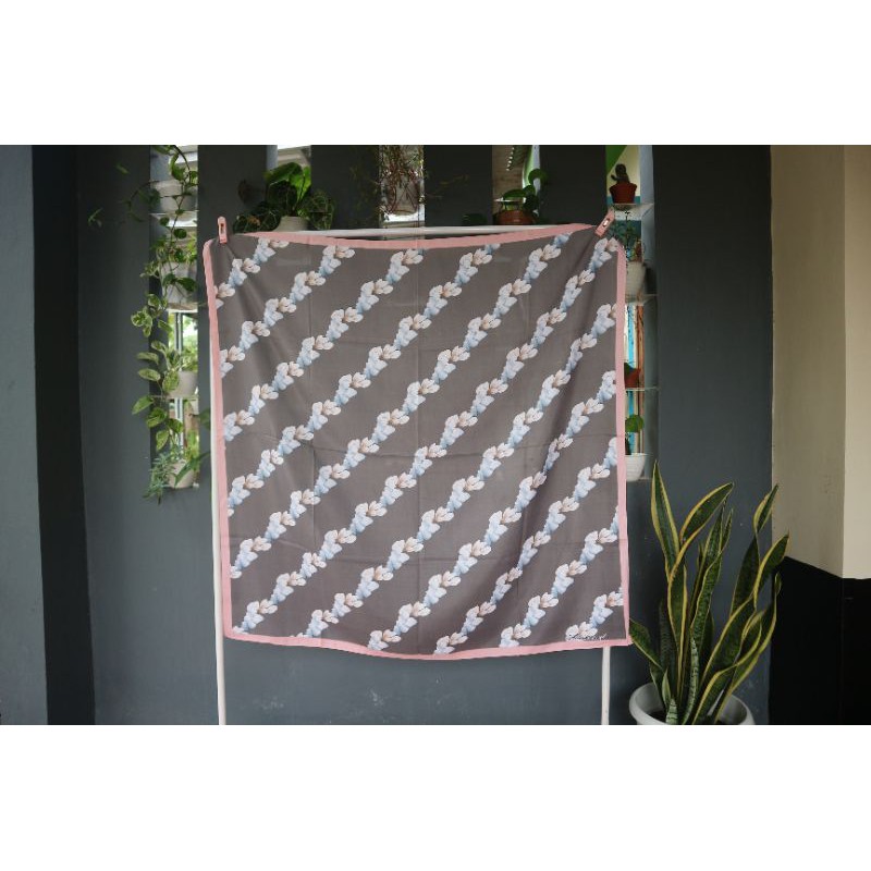 Silk Hijab Segi Empat Motif
