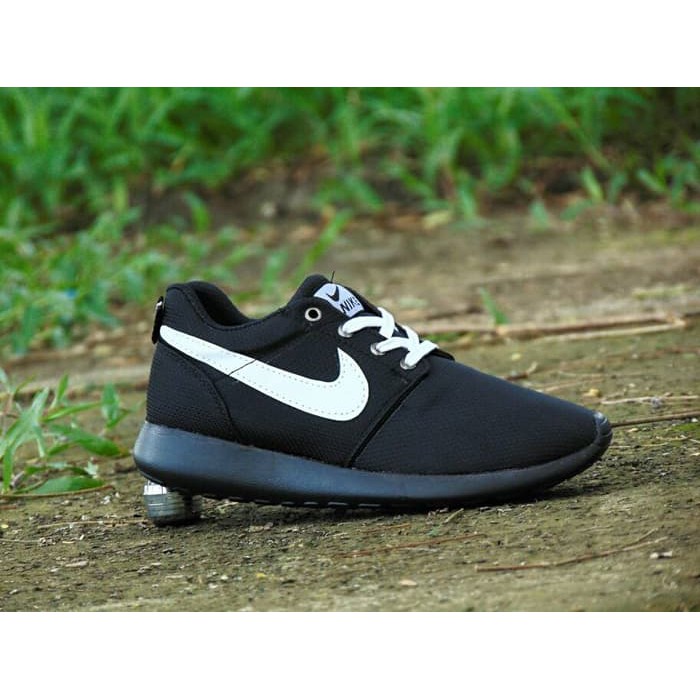 sepatu nike roshe run full black