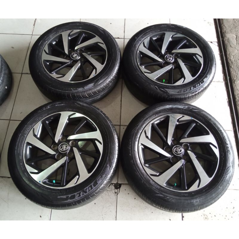 Velg Mobil Bekas OEM Toyota New Rush Ring 17 Pcd 5x114,3 + Ban Dunlop 215 60 R17 Buat Inova Terios