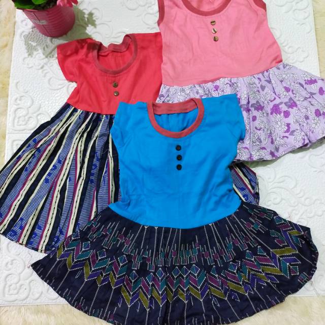 Dress payung fariasi kancing / 1 - 3 tahun.