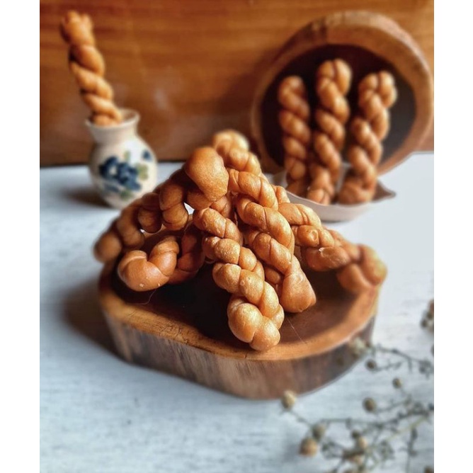 

Untir-untir/kue tambang/snack kiloan/camilan murah/cemilan/kue kering/oleh-oleh/kue kepang/hampers