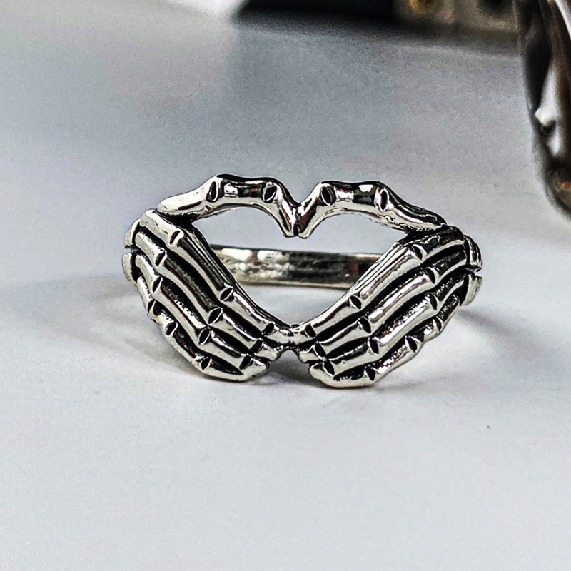 Cincin Bentuk Hati Dan Tangan Tengkorak Bahan Stainless Steel Gaya Punk Hip Hop Untuk Pria Dan Wanita