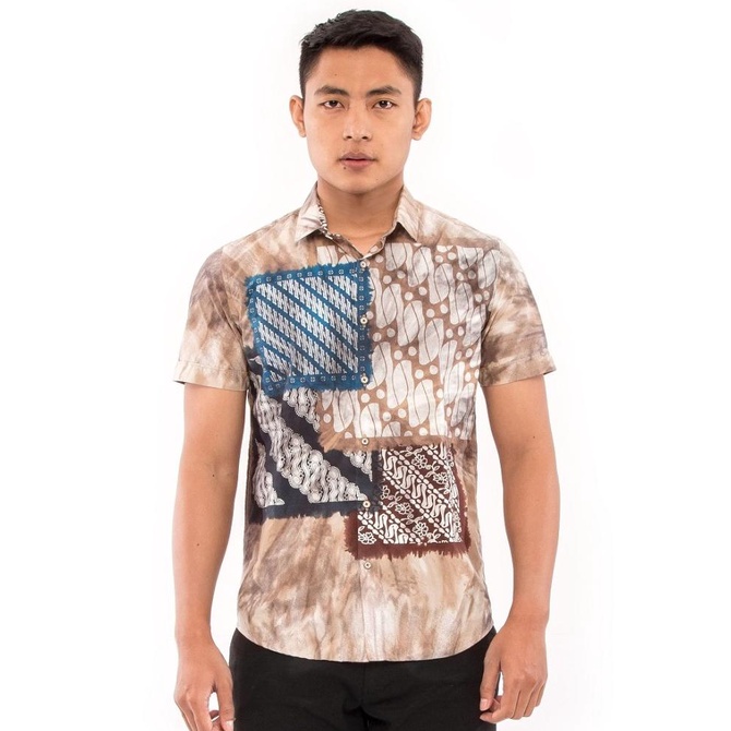 MOC Kemeja Batik Lengan Pendek Pria Modern Fit SALOKA-BROWN