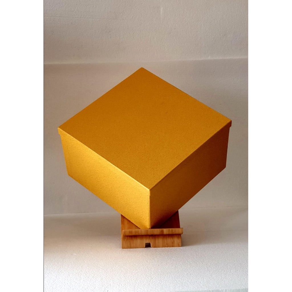 

Kotak Kado / Kotak Hadiah / Gift Box Jumbo A Plus_Embose Yellow