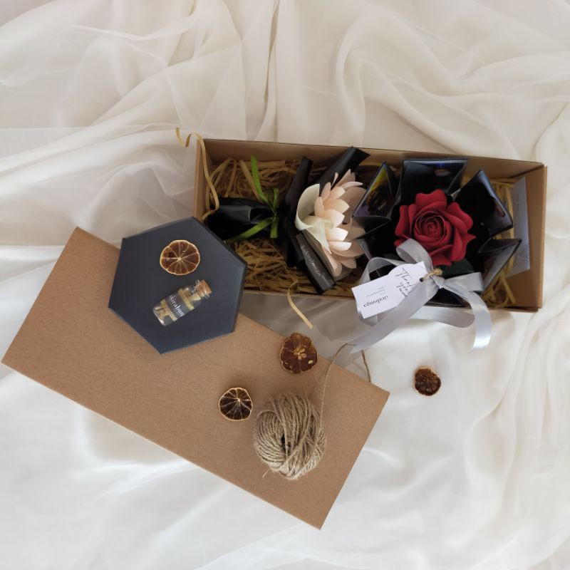 

Bundling package gift box (explotion box+ single flower bouquet)
