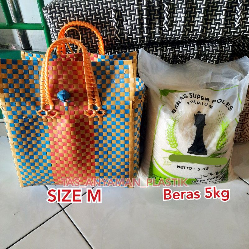 Tas Souvenir Anyaman Plastik Pakai Penutup dan Kancing Warna Kombinasi Ukuran M