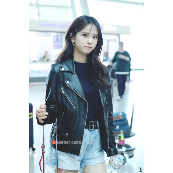 JNK x YUJIN - Jaket Wanita Kulit Sintetis Viena Grade A Custom Semi Rock N Roll Yujin CLC Girls Planet Choi Yu Jin Fashion Atasan Synthetic LeatherJacket Pakaian Baju Cewek Rocker Resleting Zipper Tangan Panjang Hitam Vintage Elegan Retro Etnic OOTD Korea