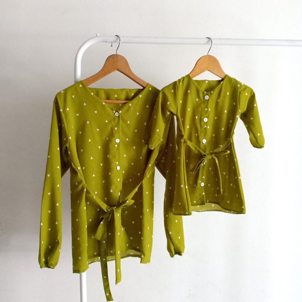 Baju kembar dengan anak perempuan