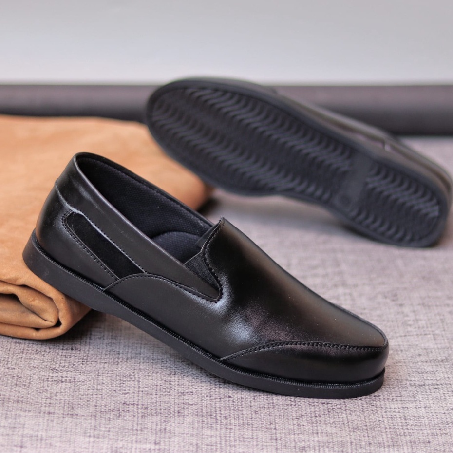 MOLK Sepatu Kasual Slip On Pria Hitam Semi Formal Kulit Pu Sepatu Kerja Kantor Kuliah Simple Murah