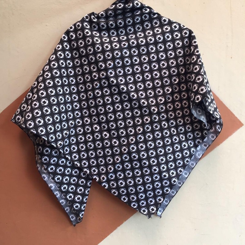 Hijab Segi Empat Motif Hitam Putih