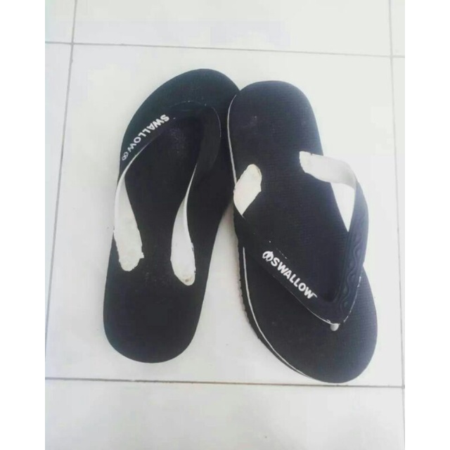 Sandal jepit swallow hitam polos.