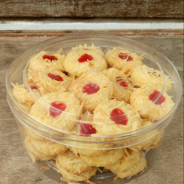 

Chruncy Strawbery Thumbprint Cheece Cookies