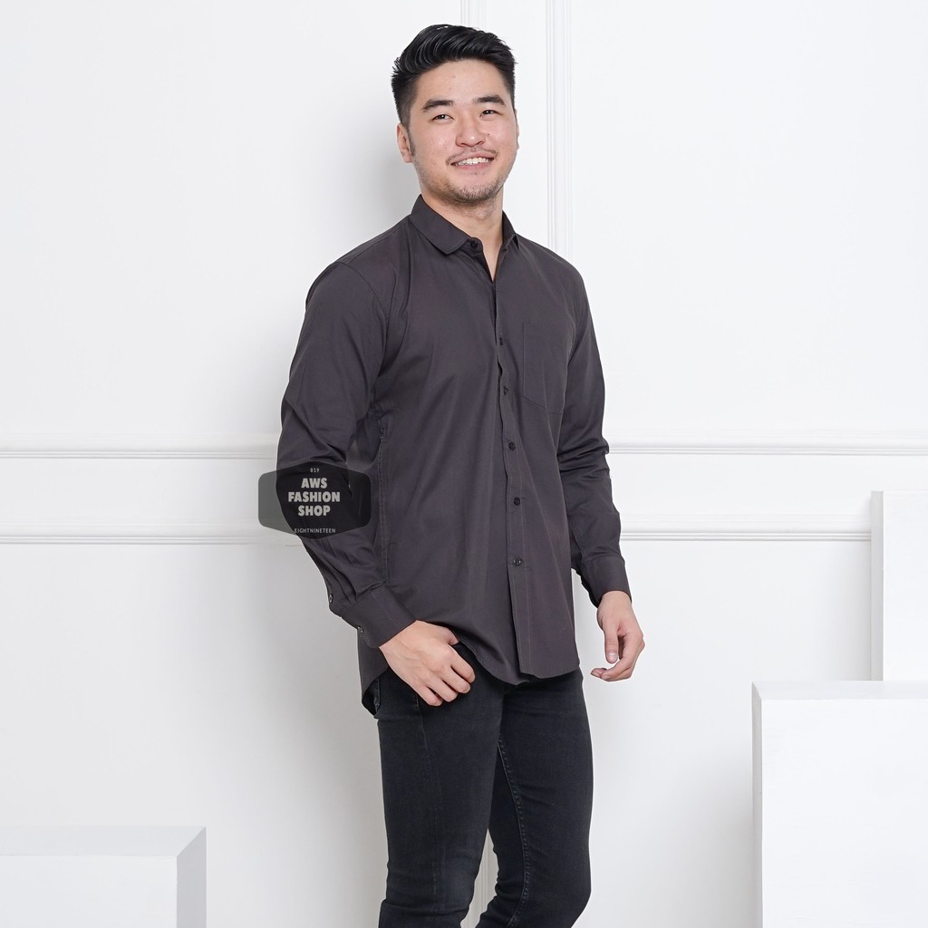 Kemeja Pria Lengan Panjang Polos Cowok Abu Abu Tua Dark Kemeja Pria Lengan Panjang Polos Cowok Abu Abu Tua Dark