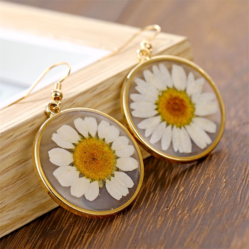 Anting Drop Bentuk Bunga Daisy Kering Bahan Resin Transparan Gaya Bohemian Untuk Wanita