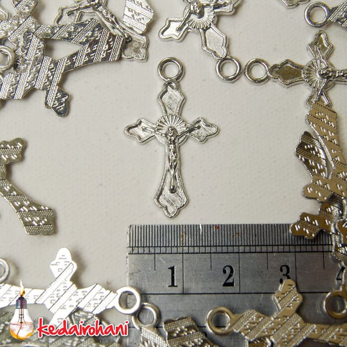 Bandul Salib Logam Nikel Bahan Souvenir KalungGelang Rosario Sedang
