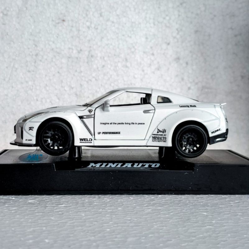 Miniauto diecast.Skala 32 Nissan GTR R35 Warna putih