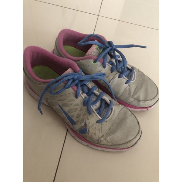 sepatu olahraga nike / nike shoes