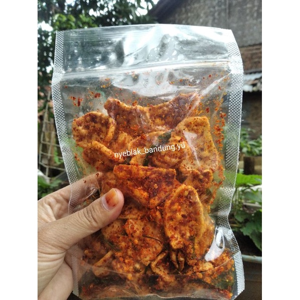 

seblak basreng bulat ekstra pedas dengan daun jeruk asli