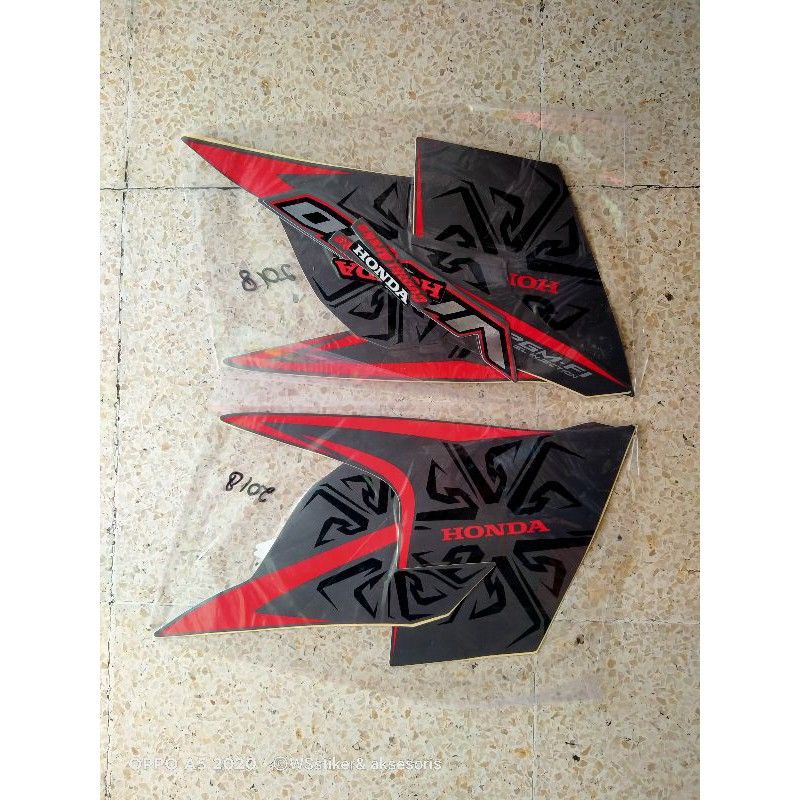 Stiker striping body vario 110 fi led hitam doff