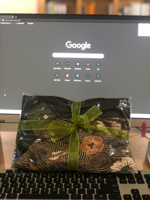 Atasan Batik Wanita Kembang Pita Blouse