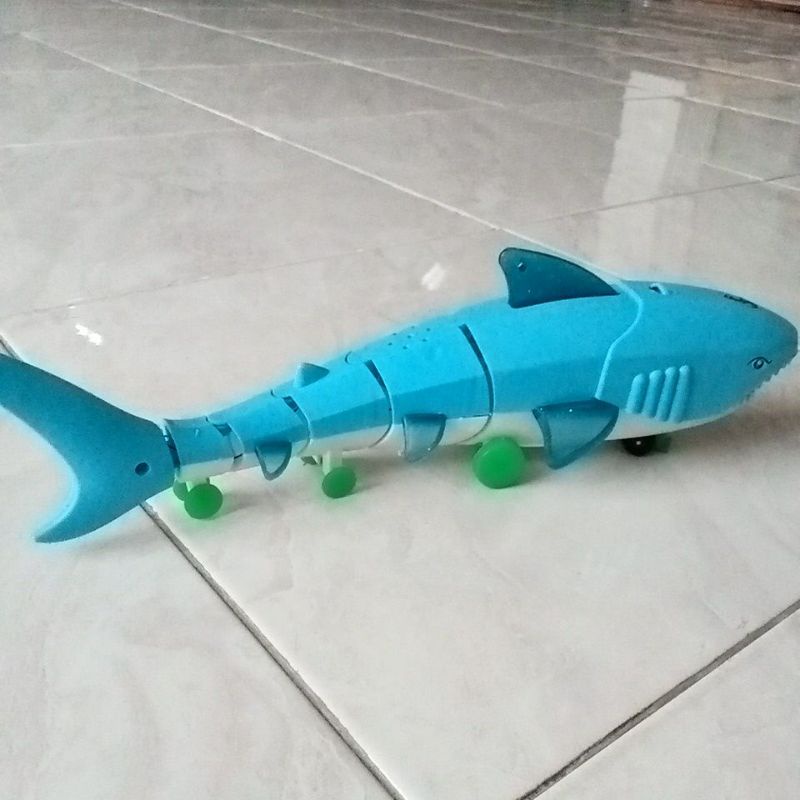 66 - 005194 - Mainan Ikan Hiu bisa gerak jalan bunyi musik baby Shark dan Lampu 66-005194