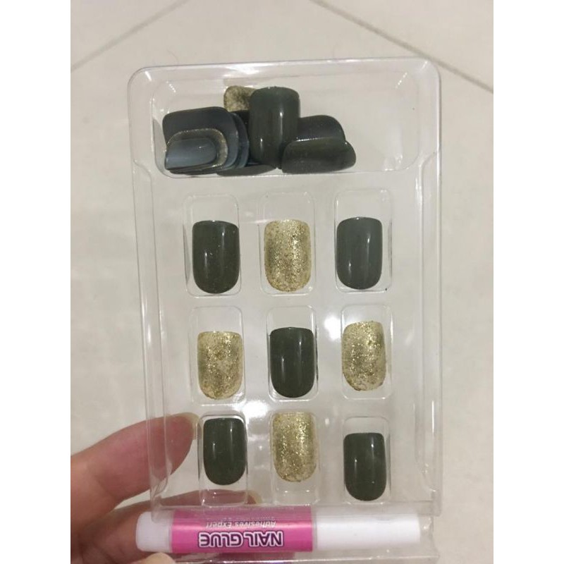 24pcs kuku palsu termasuk lem /nails art