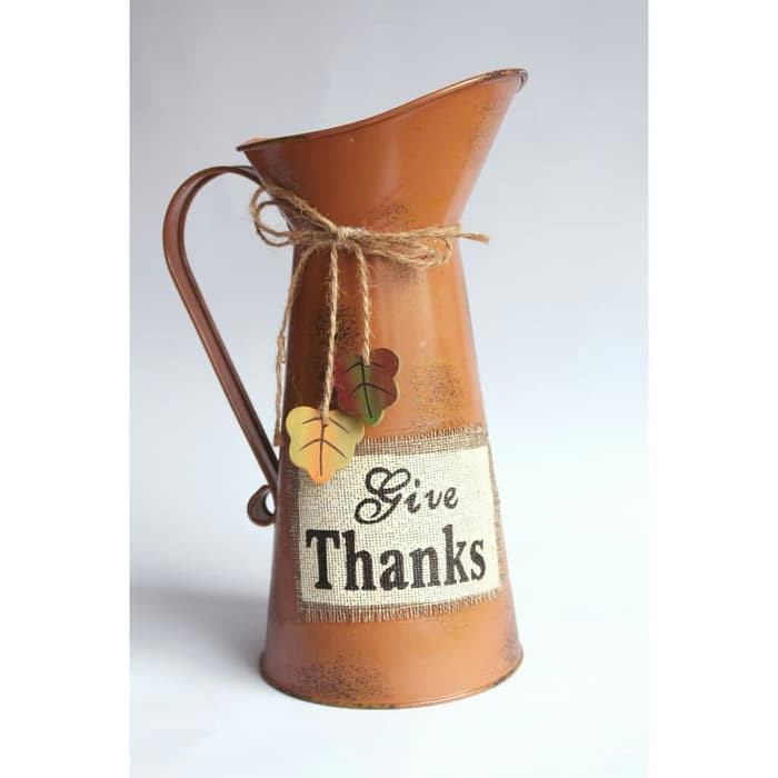 Pajangan rumah bentuk teko klasik bisa jadi vas bunga