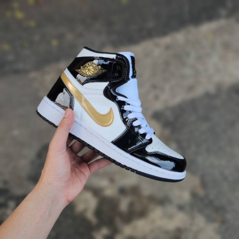 white and gold nike air jordans