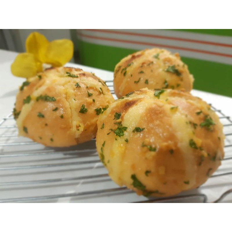 

KOREAN CREAM CHEESE GARLIC BREAD