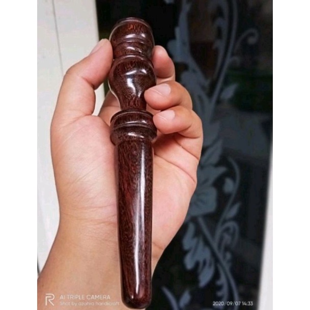 Alat pijat refleksi kayu galih asem saat pijat kaki