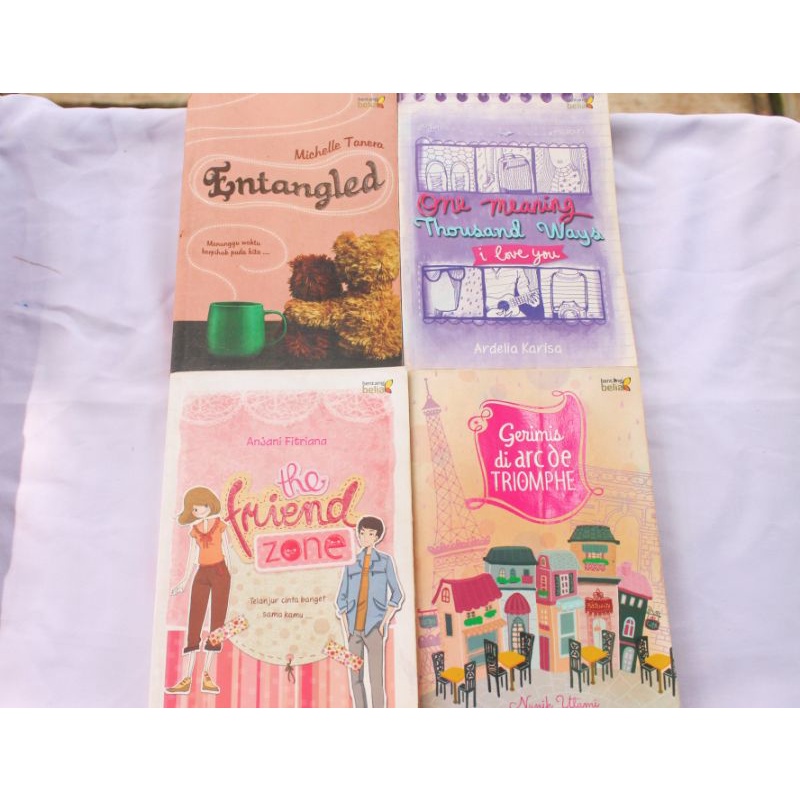 ENTANGLED, ONE MEANING THOUSAND WAYS I LOVE YOU, THE FRIEND ZONE, GERIMIS DI ARC de Triomphe