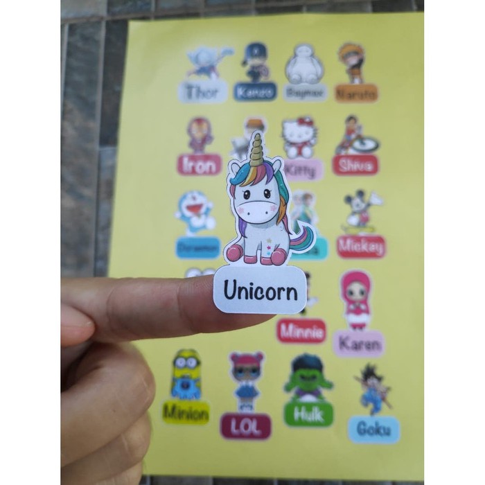 

Stiker Vinyl Kromo Nama Anak Kartun Karakter Penanda Custom Buku Pensil Tempat Makan