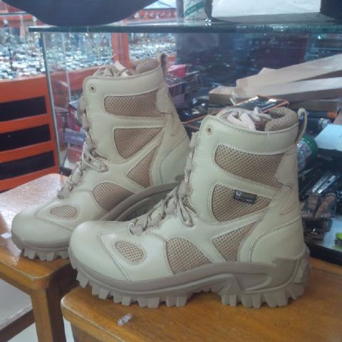 Sepatu Blackhawk tinggi
