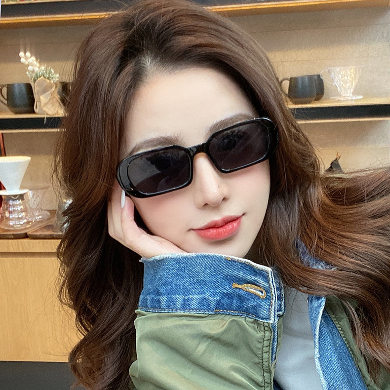 2021 Kacamata Hitam Pria / Wanita Frame Oval Kecil Gaya Retro Modern