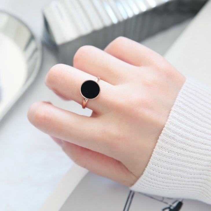 Cincin Titanium Wanita Premium Lapis EmasBentuk Bulat Bahan Warna Hitam Bulgar E11 E12 E13 –SMD.14Jl