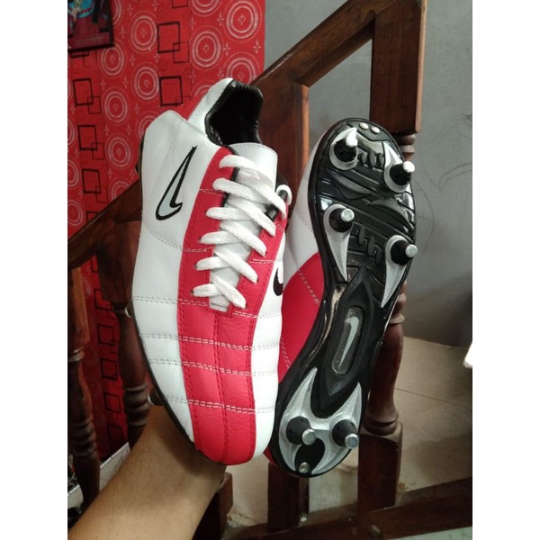sepatu sepak bola tali mrg pul 6 baut putih merah kulit sapi asli